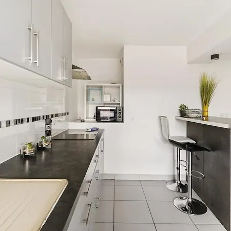 Spacieux T4 Avec Balcon - Acces Direct Rer A Apartman